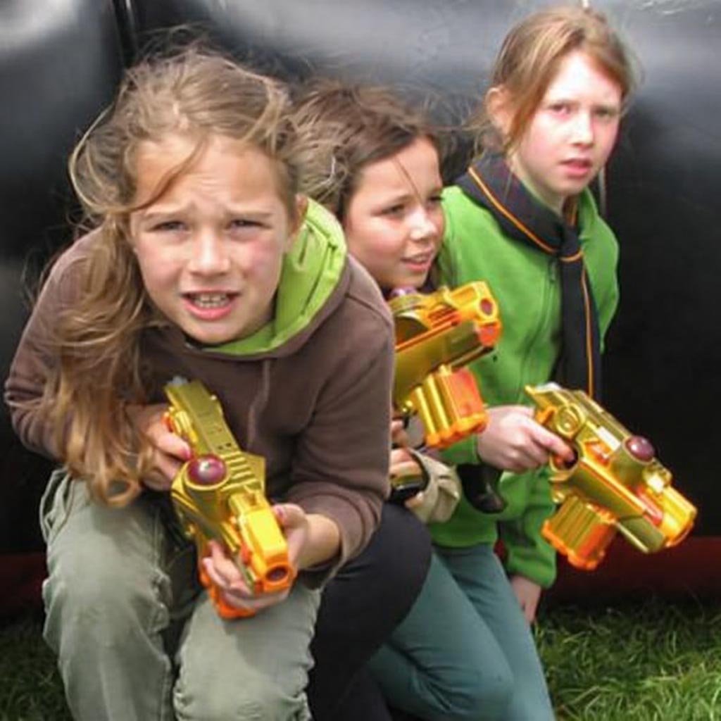 Sluipen. Richten. Vuur. Maak plezier met lasergamen tijdens het Girl Powerrr Event van Scouting Aleida Schiedam