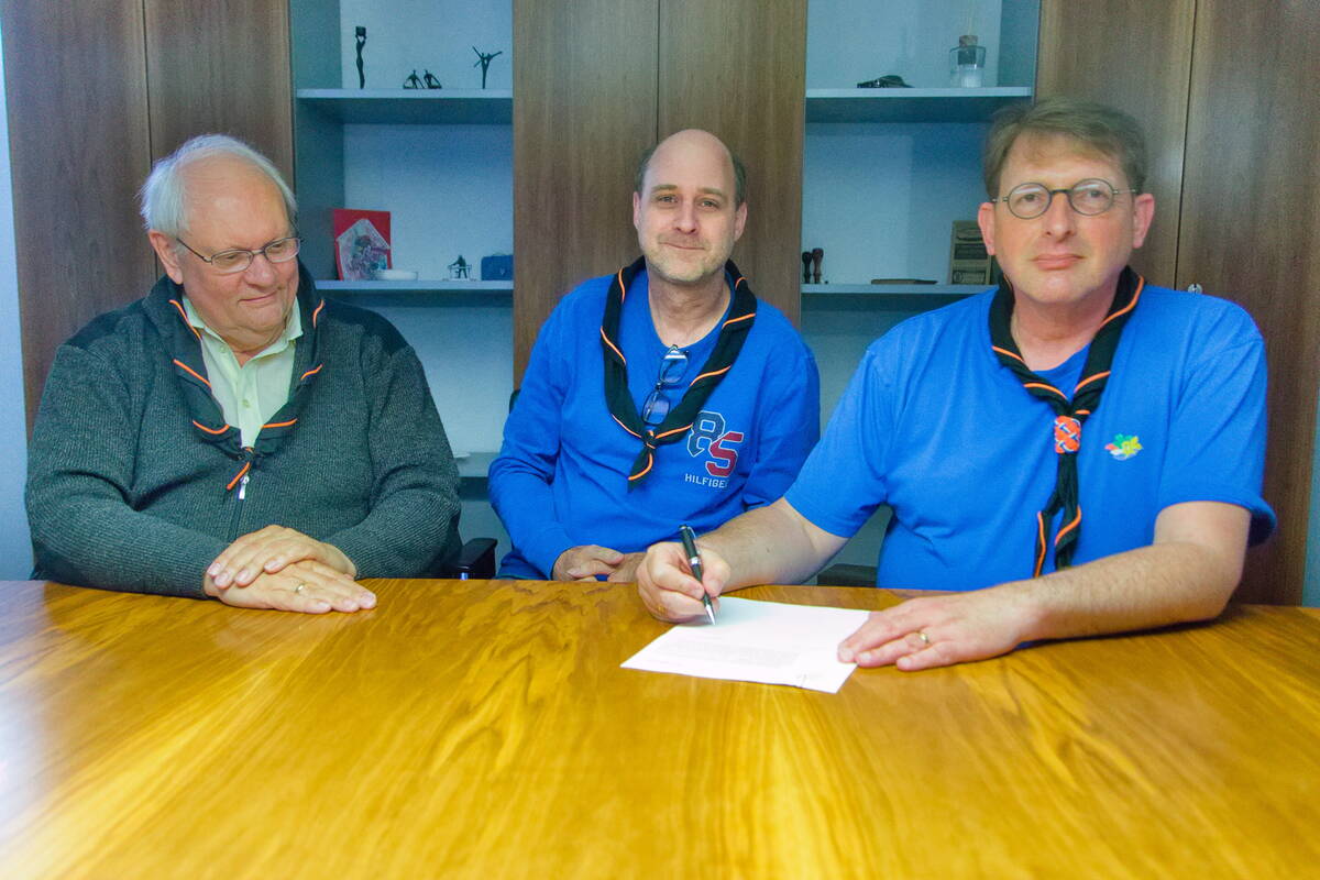 Voorzitter Richard Spruit, vice-voorzitter Maarten van Duijn en secretaris Harry Bril bij de ondertekening van de oprichtingsakte van Scouting Aleida Schiedam